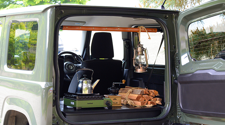 イタリアンレザー製ピラーバーカバーを装着したジムニー